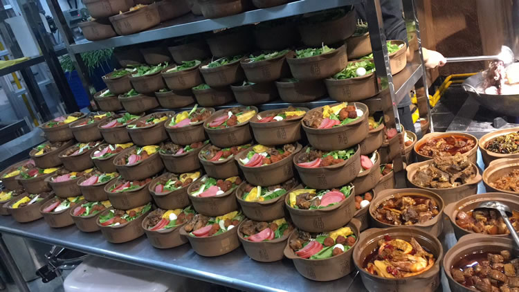 砂锅采用多种蔬菜和食材合理搭配
