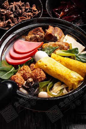 砂锅采用多种蔬菜和食材合理搭配