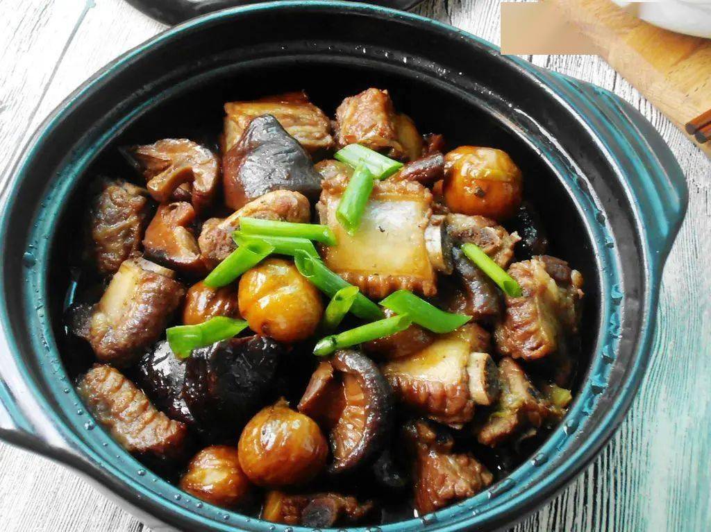 砂锅里面放的香菇，有什么营养价值和功效？吃香菇有哪些好处？